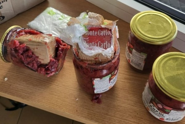 Польский велосипедист попытался провезти табачную контрабанду. Он спрятал ее в банках с борщом Польский велосипедист попытался провезти табачную контрабанду. Он спрятал ее в банках с борщом