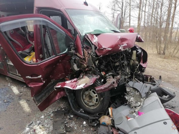 С маршруткой столкнулись два трактора, 21 человек доставлен в больницу. Кого считают виновником?