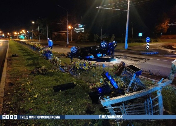 Audi в центре Минска перевернулся несколько раз и лег на крышу Audi в центре Минска перевернулся несколько раз и лег на крышу