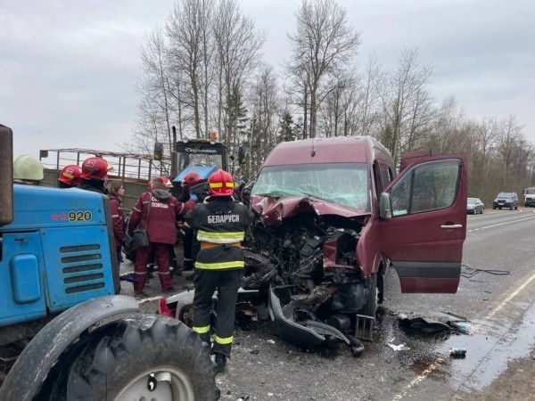 С маршруткой столкнулись два трактора, 21 человек доставлен в больницу. Кого считают виновником?