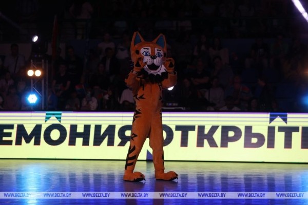 Зажигательные танцы и спортивное братство. В Бресте драйвово открыли турнир по гандболу Зажигательные танцы и спортивное братство. В Бресте драйвово открыли турнир по гандболу