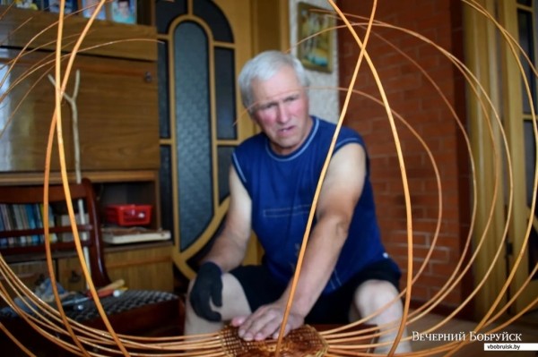 «Лисичек сдавали на 800 рублей, черники – на 1000, корзин продали на 3 тысячи». Как семья подрабатывает на дарах природы «Лисичек сдавали на 800 рублей, черники – на 1000, корзин продали на 3 тысячи». Как семья подрабатывает на дарах природы