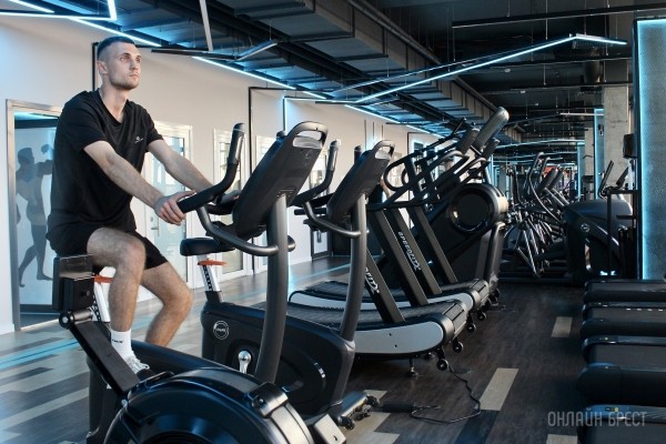 «GYM Express» на Варшавском шоссе - первый круглосуточный фитнес-клуб в Бресте. Высокотехнологичные тренажеры, финская сауна, бесплатная экскурсия, неоновый интерьер