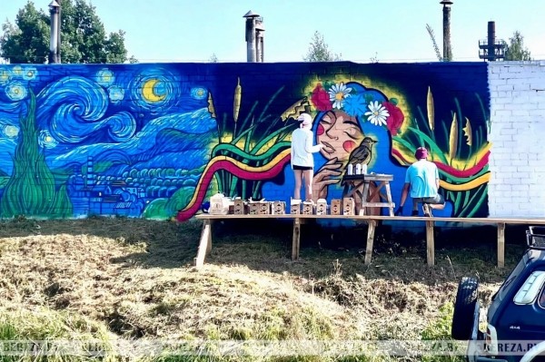 В Белоозерске на стенах гаражей рисуют «Хранительницу вертлявой камышевки» В Белоозерске на стенах гаражей рисуют «Хранительницу вертлявой камышевки»