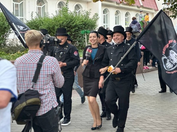 Тем временем впервые в Бресте на улице Советской проходит шествие трубочистов