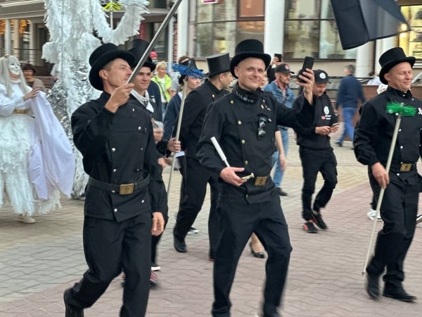 Тем временем впервые в Бресте на улице Советской проходит шествие трубочистов