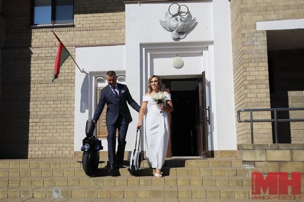 На моноколесах в отдел ЗАГС. Необычную свадьбу сыграли в Минске