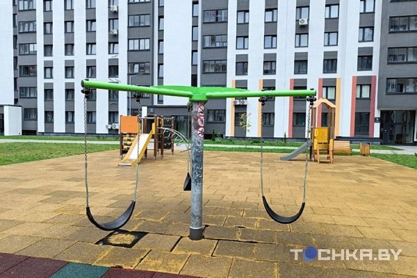 В Минске мужчина ударил ребенка на детской площадке. Видео В Минске мужчина ударил ребенка на детской площадке. Видео