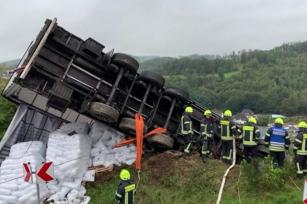 В Германии фура белоруса вылетела с трассы и зависла на боку на склоне