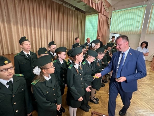 Глава Бреста принял участие в торжественной линейке в ГУО «Средняя школа №27 имени Героя Советского Союза И.П.Барсукова» Глава Бреста принял участие в торжественной линейке в ГУО «Средняя школа №27 имени Героя Советского Союза И.П.Барсукова»