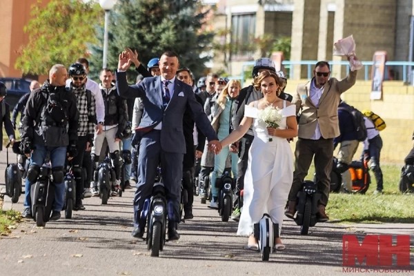На моноколесах в отдел ЗАГС. Необычную свадьбу сыграли в Минске