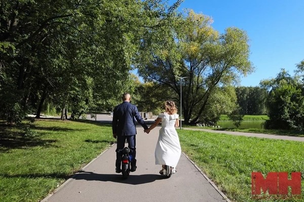 На моноколесах в отдел ЗАГС. Необычную свадьбу сыграли в Минске