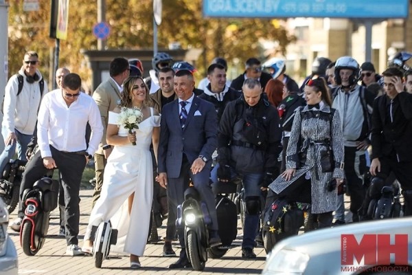 На моноколесах в отдел ЗАГС. Необычную свадьбу сыграли в Минске