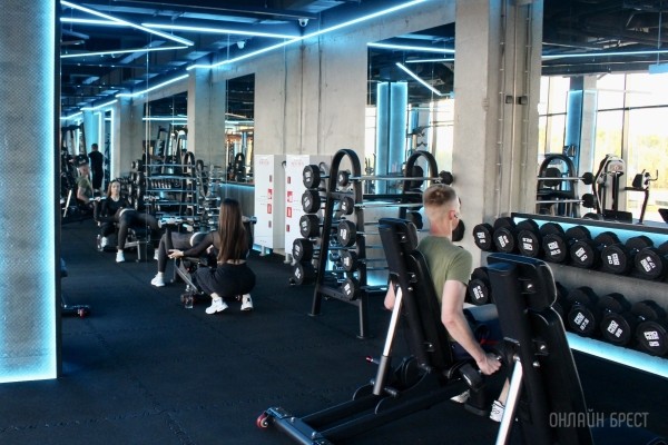 «GYM Express» на Варшавском шоссе - первый круглосуточный фитнес-клуб в Бресте. Высокотехнологичные тренажеры, финская сауна, бесплатная экскурсия, неоновый интерьер