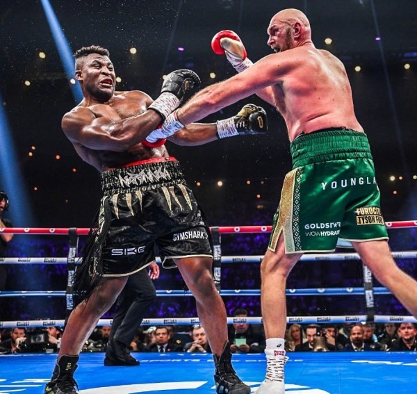 Боксер Тайсон Фьюри с трудом победил экс-чемпиона UFC Фрэнсиса Нганну Боксер Тайсон Фьюри с трудом победил экс-чемпиона UFC Фрэнсиса Нганну