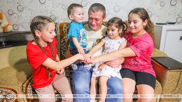 В Малорите отец в одиночку воспитывает трех дочерей и крошку-сына В Малорите отец в одиночку воспитывает трех дочерей и крошку-сына