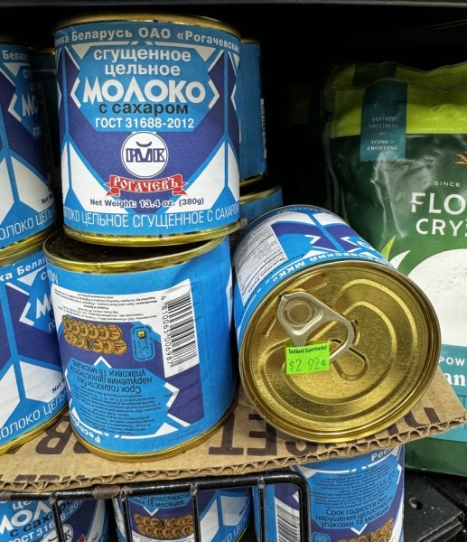 Блогер из США показал магазинные полки, уставленные белорусскими продуктами. Почем они продаются там и у нас?