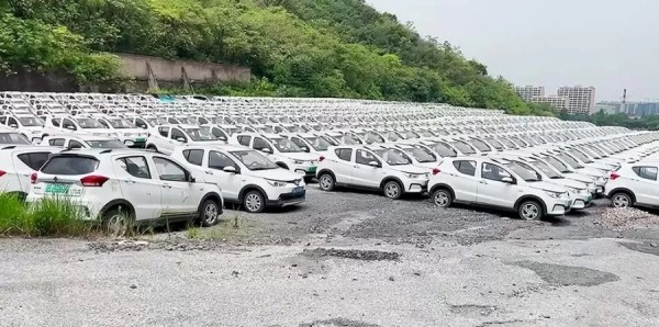 В Китае находят поля с заброшенными электромобилями. Что происходит? В Китае находят поля с заброшенными электромобилями. Что происходит?