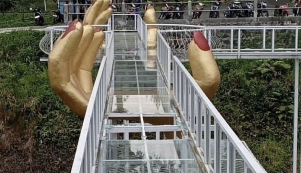 В Индонезии обрушился стеклянный мост, погибла женщина В Индонезии обрушился стеклянный мост, погибла женщина