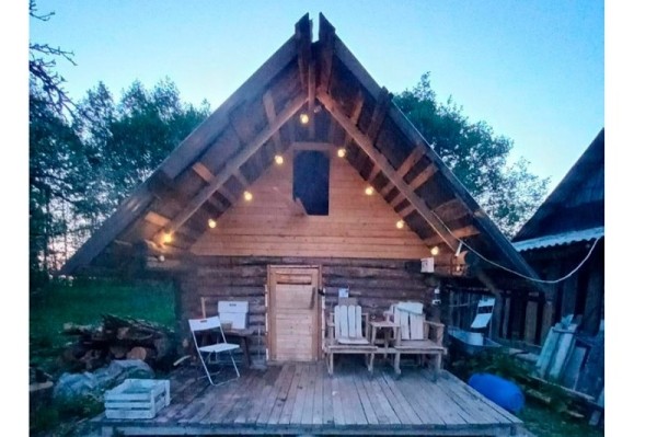 Ветхий дом стоил $500: как семья из Минска переехала в заброшенную деревню