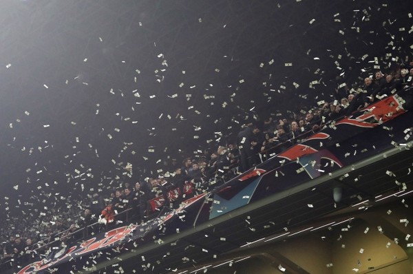 Фанаты во время матча забросали вратаря &laquo;деньгами&raquo;. Что это значило?