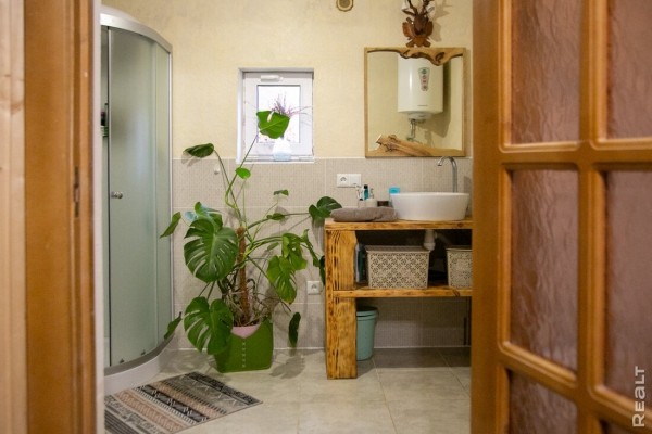 Девушка уехала из столицы в деревню в Березовском районе и нашла себе там дело — ремонтирует дом прадеда. И вот что у нее получилось