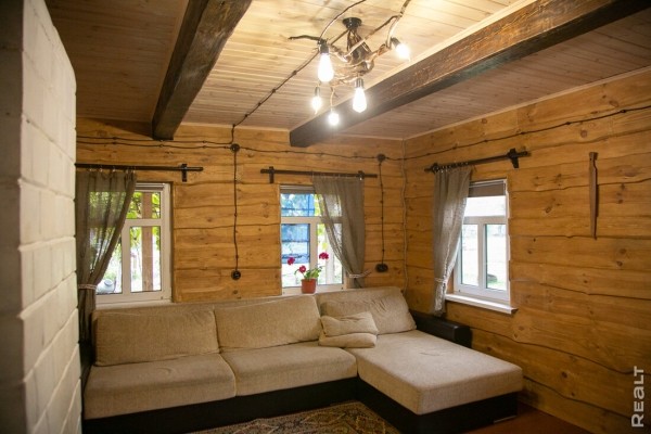 Девушка уехала из столицы в деревню в Березовском районе и нашла себе там дело — ремонтирует дом прадеда. И вот что у нее получилось