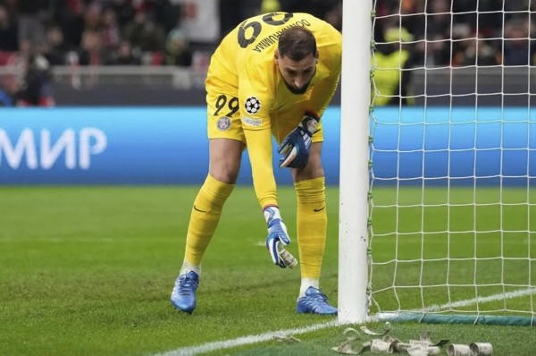 Фанаты во время матча забросали вратаря &laquo;деньгами&raquo;. Что это значило?