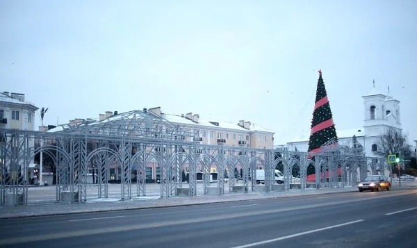 Еще одна новогодняя инсталляция появилась на площади Ленина в Бресте