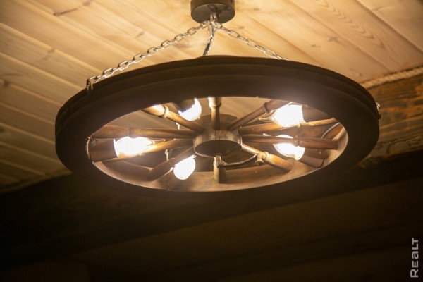 Девушка уехала из столицы в деревню в Березовском районе и нашла себе там дело — ремонтирует дом прадеда. И вот что у нее получилось