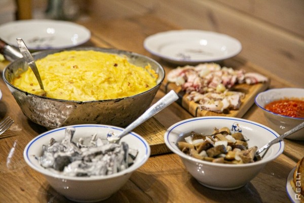 Девушка уехала из столицы в деревню в Березовском районе и нашла себе там дело — ремонтирует дом прадеда. И вот что у нее получилось