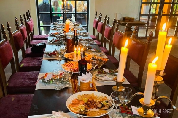 Запланируйте семейный отдых на антуражной вилле с бассейном и рестораном недалеко от Бреста. Аренда номеров, празднование торжеств в Villa Boutique Hotel