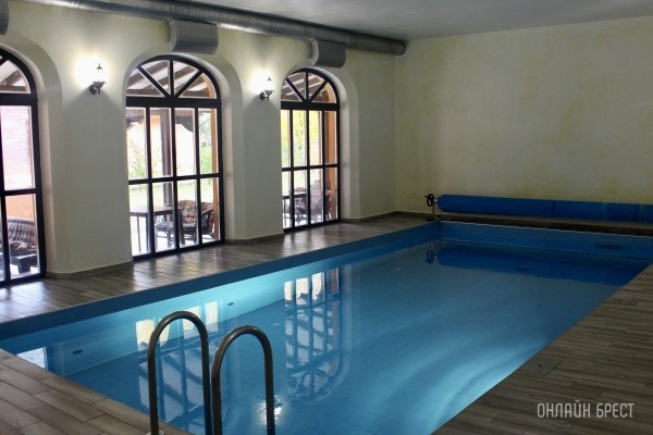 Запланируйте семейный отдых на антуражной вилле с бассейном и рестораном недалеко от Бреста. Аренда номеров, празднование торжеств в Villa Boutique Hotel