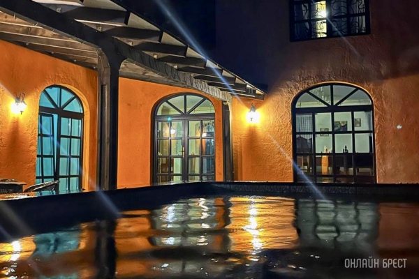 Запланируйте семейный отдых на антуражной вилле с бассейном и рестораном недалеко от Бреста. Аренда номеров, празднование торжеств в Villa Boutique Hotel