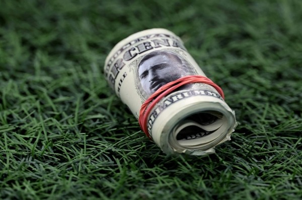 Фанаты во время матча забросали вратаря &laquo;деньгами&raquo;. Что это значило?