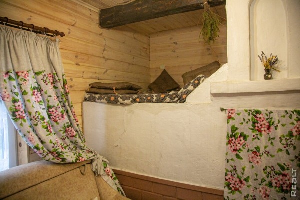 Девушка уехала из столицы в деревню в Березовском районе и нашла себе там дело — ремонтирует дом прадеда. И вот что у нее получилось