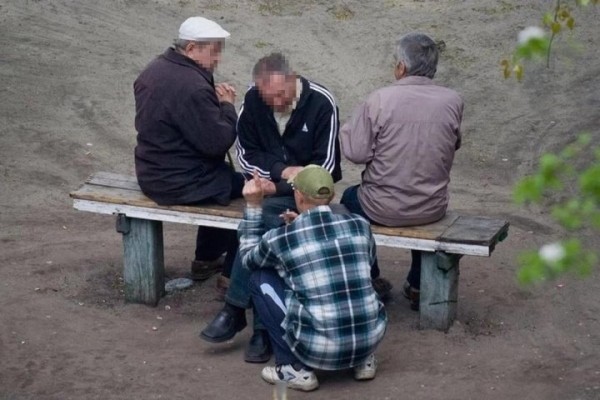 Что делать, если около подъезда постоянно собираются в ночное время граждане и употребляют спиртное напитки? Что делать, если около подъезда постоянно собираются в ночное время граждане и употребляют спиртное напитки?