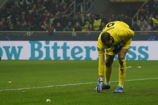 Фанаты во время матча забросали вратаря &laquo;деньгами&raquo;. Что это значило?