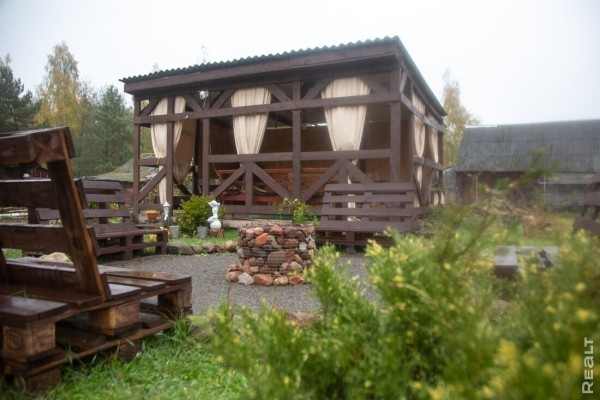 Девушка уехала из столицы в деревню в Березовском районе и нашла себе там дело — ремонтирует дом прадеда. И вот что у нее получилось