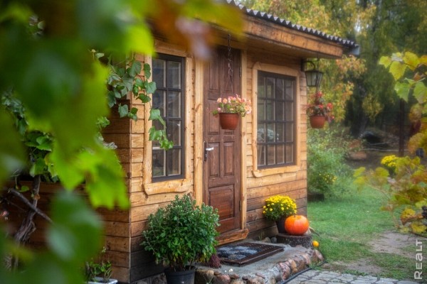 Девушка уехала из столицы в деревню в Березовском районе и нашла себе там дело — ремонтирует дом прадеда. И вот что у нее получилось