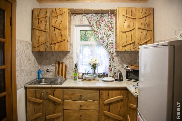 Девушка уехала из столицы в деревню в Березовском районе и нашла себе там дело — ремонтирует дом прадеда. И вот что у нее получилось