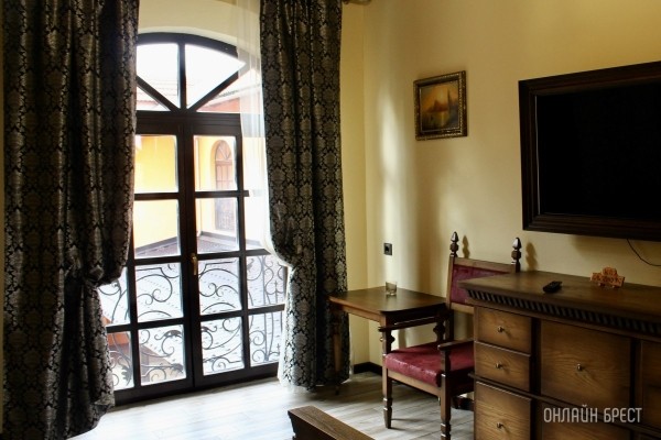 Запланируйте семейный отдых на антуражной вилле с бассейном и рестораном недалеко от Бреста. Аренда номеров, празднование торжеств в Villa Boutique Hotel