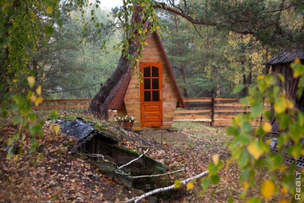 Девушка уехала из столицы в деревню в Березовском районе и нашла себе там дело — ремонтирует дом прадеда. И вот что у нее получилось