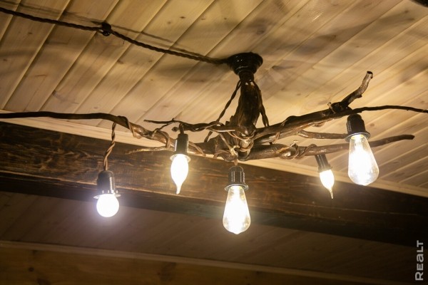 Девушка уехала из столицы в деревню в Березовском районе и нашла себе там дело — ремонтирует дом прадеда. И вот что у нее получилось