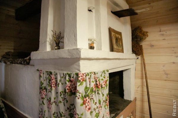 Девушка уехала из столицы в деревню в Березовском районе и нашла себе там дело — ремонтирует дом прадеда. И вот что у нее получилось