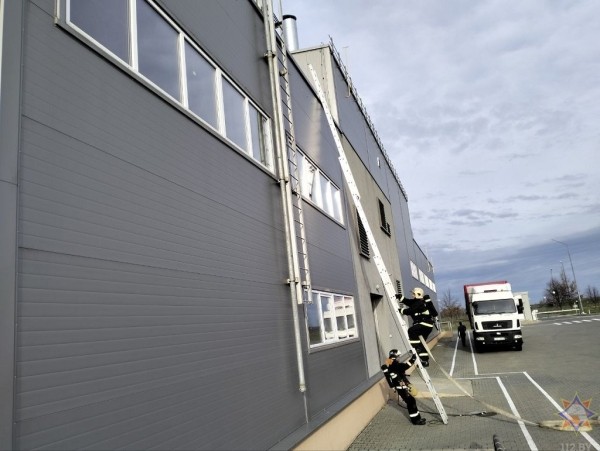 Учения МЧС прошли на аккумуляторном заводе под Брестом