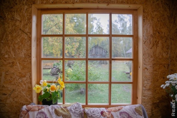 Девушка уехала из столицы в деревню в Березовском районе и нашла себе там дело — ремонтирует дом прадеда. И вот что у нее получилось