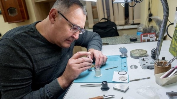 «Обменял часы на корову». Этот белорус решил посвятить жизнь работе в мастерской и ни о чем не жалеет