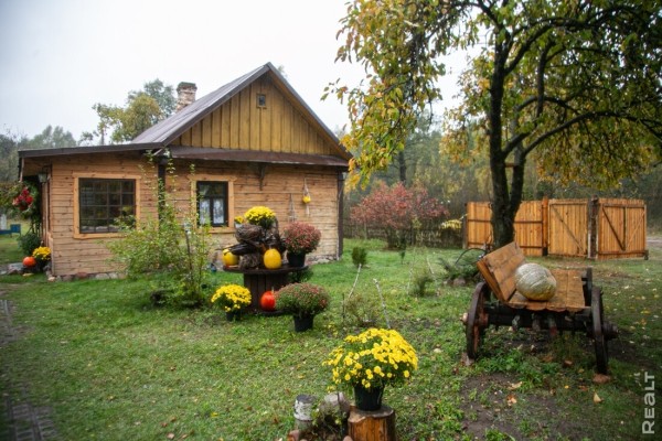 Девушка уехала из столицы в деревню в Березовском районе и нашла себе там дело — ремонтирует дом прадеда. И вот что у нее получилось