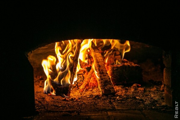 Девушка уехала из столицы в деревню в Березовском районе и нашла себе там дело — ремонтирует дом прадеда. И вот что у нее получилось